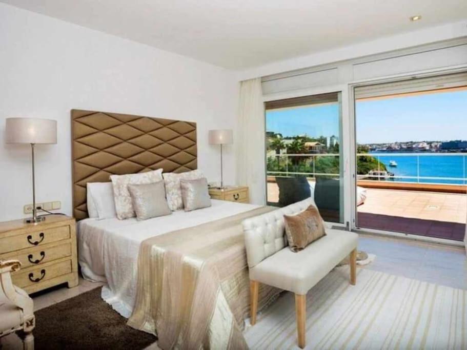 VILLA LANTANA Lujo y estilo con vistas únicas al puerto de Mahón VILLA LANTANA Lujo y estilo con vistas únicas al puerto de Mahón
