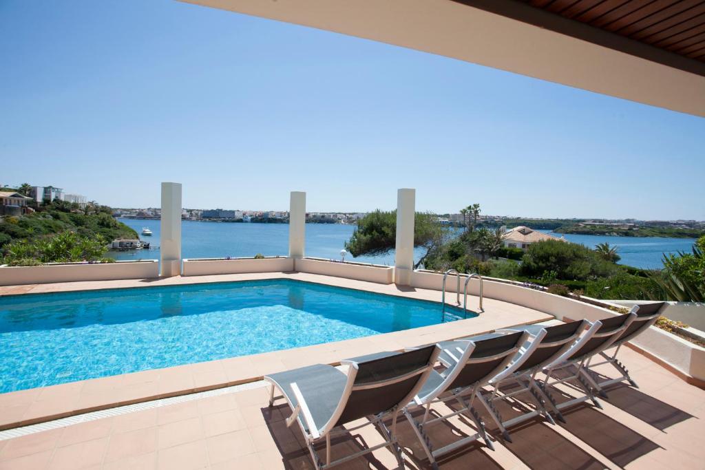 VILLA LANTANA Lujo y estilo con vistas únicas al puerto de Mahón VILLA LANTANA Lujo y estilo con vistas únicas al puerto de Mahón