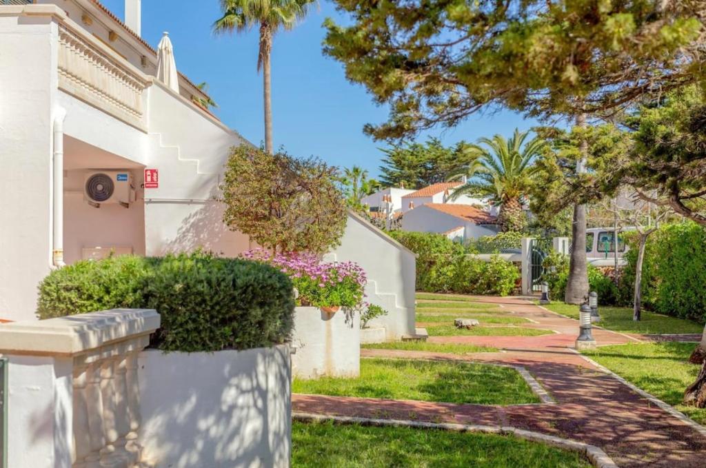 Bonito apartamento con terraza, jardín y piscina Bonito apartamento con terraza, jardín y piscina