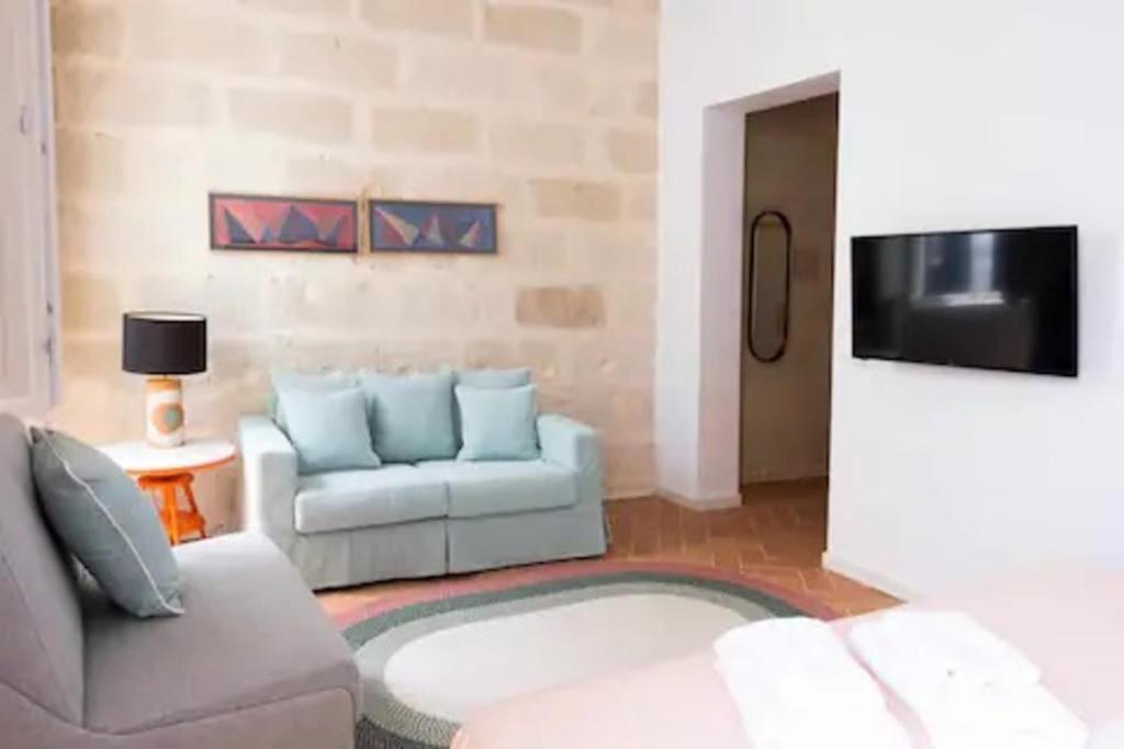 Suite 2 Suite 2